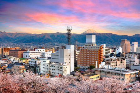 Téléchargez les photos : Kofu, Japon skyline de la ville avec Mt. Fuji au crépuscule pendant la saison printanière. - en image libre de droit