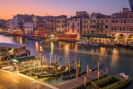 Foto de Venecia, Italia con vistas a los barcos y góndolas en el Gran Canal al atardecer. - Imagen libre de derechos