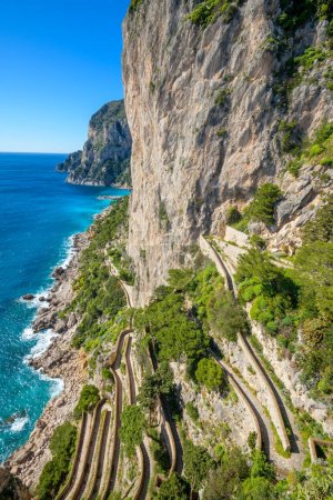 Foto de Capri, Italy from the Gardens of Augustus viewed over Via Krupp. - Imagen libre de derechos