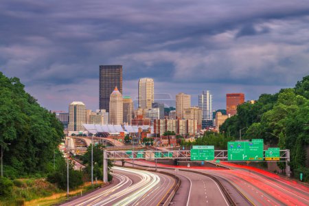 Foto de Pittsburgh, Pensilvania, Estados Unidos skyline céntrico de la ciudad con vistas a las carreteras al atardecer. - Imagen libre de derechos