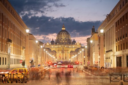 Foto de Vatican City with St. Peter's Basilica at twilight. (Text on Basilica translates to: "In honour of the Prince of Apostles, Paul V, Borghese, Roman, Pontifex Maximus, the year 1612, the seventh of his pontificate") - Imagen libre de derechos