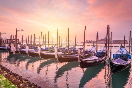 Foto de Góndolas en Venecia, Italia al amanecer en el Gran Canal. - Imagen libre de derechos
