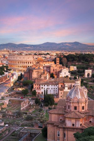 Foto de Roma, Italia vista hacia el Coliseo con áreas arqueológicas al atardecer. - Imagen libre de derechos