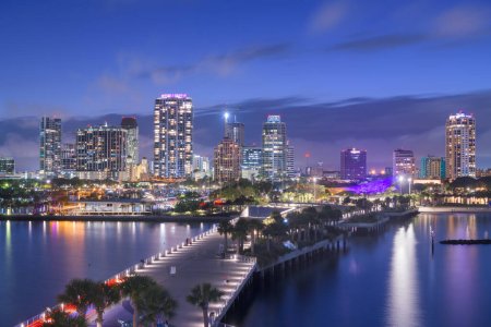 St. Pete, Florida, USA City Skyline von der Seebrücke bei Nacht.