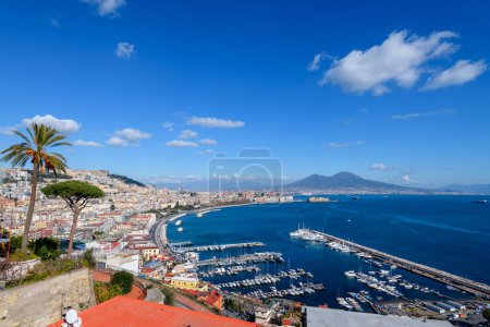 Foto de Naples, Italy aerial skyline on the bay with Mt. Vesuvius in the day. - Imagen libre de derechos
