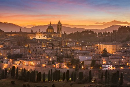 Téléchargez les photos : Urbino, Italie ville fortifiée médiévale dans la région des Marches au crépuscule. - en image libre de droit