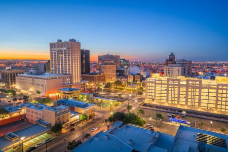 Téléchargez les photos : El Paso, Texas, États-Unis skyline du centre-ville au crépuscule
. - en image libre de droit