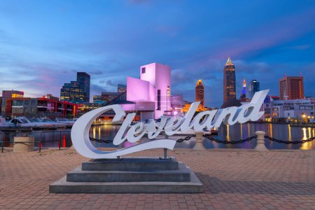 Téléchargez les photos : AUGUST 10, 2019 - CLEVELAND, OHIO: The landmark skyline of downtown Cleveland from Voinovich Bicentennial Park in the early morning. - en image libre de droit