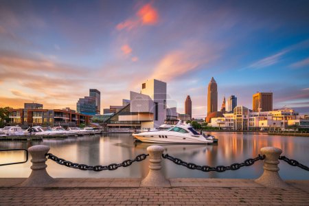 Foto de Cleveland, Ohio, USA skyline y puerto en el crepúsculo
. - Imagen libre de derechos