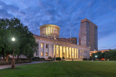 Téléchargez les photos : Columbus, Ohio, USA view of downtown and the statehouse from Capitol Square at twilight. - en image libre de droit