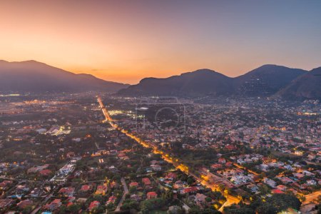 Téléchargez les photos : Palerme, Sicile, Italie dans l'arrondissement de Mondello d'en haut au crépuscule. - en image libre de droit