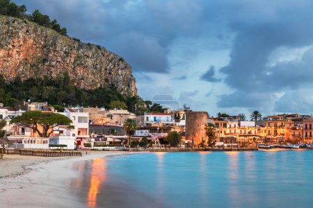 Foto de Palermo, Sicilia, Italia en el Mondello en la playa en el crepúsculo. - Imagen libre de derechos