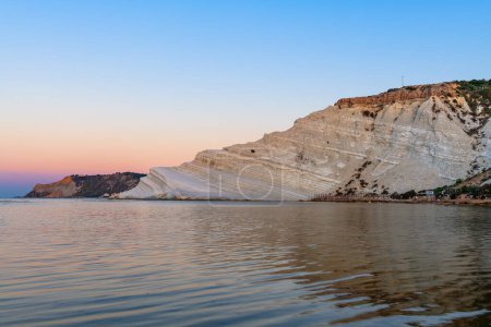 Foto de Rocky cliff of the Steps of the Turks in Agrigento,  Sicily, Italy at dawn. - Imagen libre de derechos