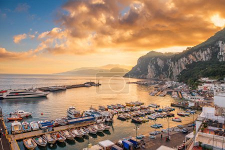 Foto de Capri, Italy overlooking the port in the morning. - Imagen libre de derechos
