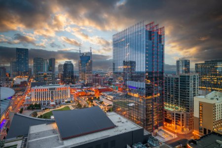 Foto de Nashville, Tennessee, Estados Unidos paisaje urbano y vistas a la azotea al atardecer. - Imagen libre de derechos