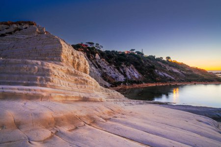 Téléchargez les photos : Rocky cliff of the Steps of the Turks in Agrigento,  Sicily, Italy at sunrise. - en image libre de droit
