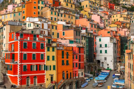 Foto de Riomaggiore, Italia paisaje urbano en la región de Cinque Terre. - Imagen libre de derechos