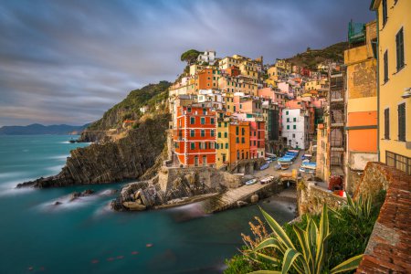 Téléchargez les photos : Riomaggiore, Italie, dans la zone côtière des Cinque Terre au crépuscule. - en image libre de droit