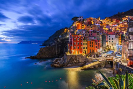 Téléchargez les photos : Riomaggiore, Italie, dans la zone côtière des Cinque Terre à l'heure bleue. - en image libre de droit