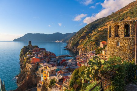Foto de Vernazza, La Spezia, Liguria, Italia en la región de Cinque Terre por la tarde. - Imagen libre de derechos
