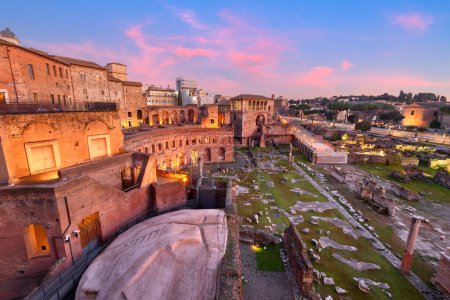 Téléchargez les photos : Rome, Italie surplombant le Forum de Trajan au crépuscule. - en image libre de droit