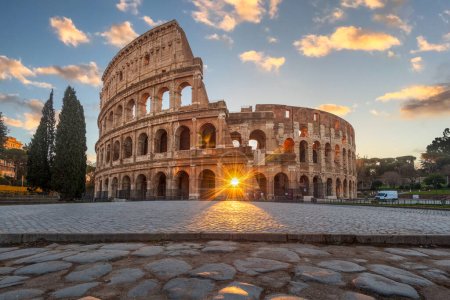 Foto de Roma, Italia en el Anfiteatro del Coliseo con el amanecer a través de la entrada. - Imagen libre de derechos