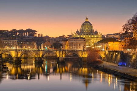 Téléchargez les photos : Basilique Saint-Pierre dans la Cité du Vatican avec le Tibre traversant Rome, Italie au crépuscule. - en image libre de droit