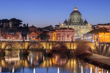 Téléchargez les photos : Basilique Saint-Pierre dans la Cité du Vatican avec le Tibre traversant Rome, Italie au crépuscule. - en image libre de droit