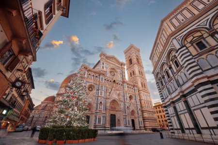 Foto de Florencia, Toscana, Italia durante la temporada de Navidad en el Duomo. - Imagen libre de derechos