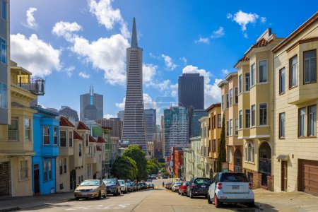 Téléchargez les photos : San Francisco, California, USA downtown cityscape and streets. - en image libre de droit