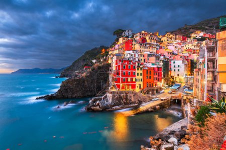 Foto de Riomaggiore, Italy, in the Cinque Terre coastal area during blue hour. - Imagen libre de derechos