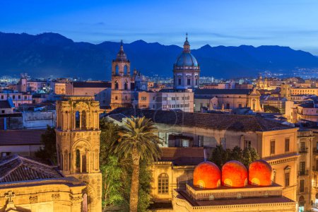 Téléchargez les photos : Palermo, Italy rooftop skyline view with the Church of San Cataldo at twilight. - en image libre de droit