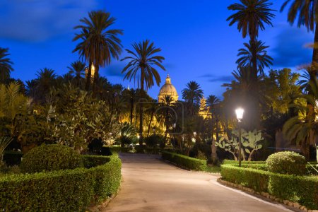 Téléchargez les photos : Palerme, Italie à la Villa Bonnano jardins publics à l'heure bleue. - en image libre de droit