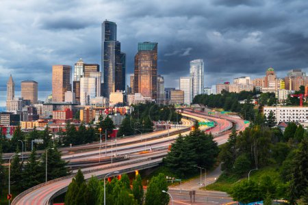 Téléchargez les photos : Seattle, Washington, États-Unis skyline du centre-ville et autoroutes au crépuscule. - en image libre de droit