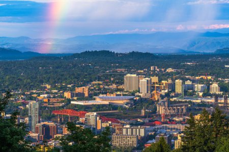 Foto de Portland, Oregon, Estados Unidos paisaje urbano céntrico con ducha de sol y arco iris. - Imagen libre de derechos