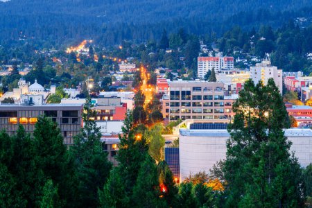 Foto de Eugene, Oregon, Estados Unidos paisaje urbano del centro al atardecer. - Imagen libre de derechos