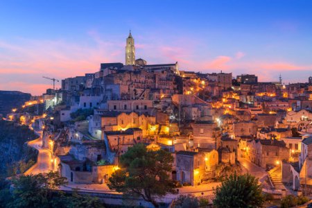 Téléchargez les photos : Matera, Italie Ancienne ville perchée dans la région Basilicate à l'aube. - en image libre de droit