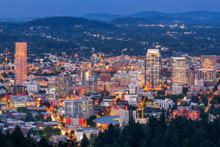 Foto de Portland, Oregon, Estados Unidos paisaje urbano céntrico al atardecer. - Imagen libre de derechos