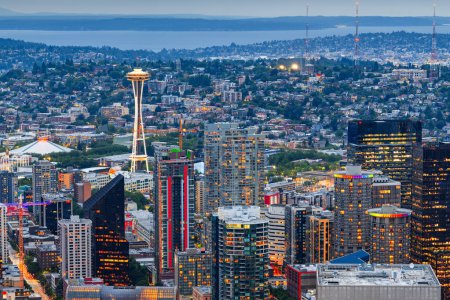 Téléchargez les photos : Seattle, Washington, États-Unis skyline au crépuscule
. - en image libre de droit