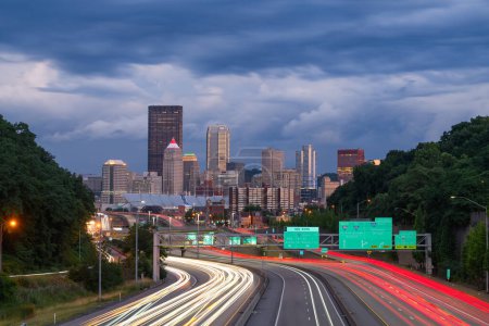 Foto de Pittsburgh, Pennsylvania, USA Downtown City Skyline Over Highway - Imagen libre de derechos