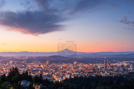 Foto de Portland, Oregon, USA skyline al amanecer con Mt. Capucha en la distancia al amanecer. - Imagen libre de derechos
