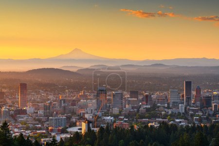 Portland, Oregon, USA Skyline im Morgengrauen mit dem Mt. Haube in der Ferne im Morgengrauen.