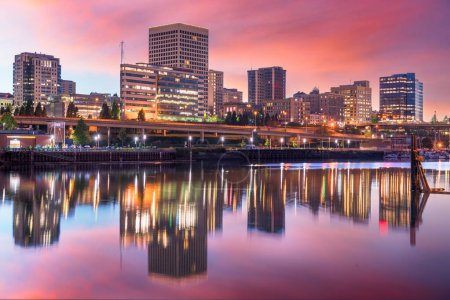 Téléchargez les photos : Tacoma, Washington, États-Unis horizon du centre-ville au crépuscule sur la baie de Commencement. - en image libre de droit