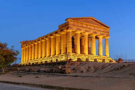 Téléchargez les photos : Temple de Concordia à Agrigente, Sicile, Italie au crépuscule. - en image libre de droit