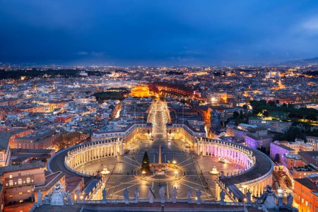 Foto de Ciudad del Vaticano con vistas a la Plaza de San Pedro rodeada de Roma, Italia al atardecer. - Imagen libre de derechos