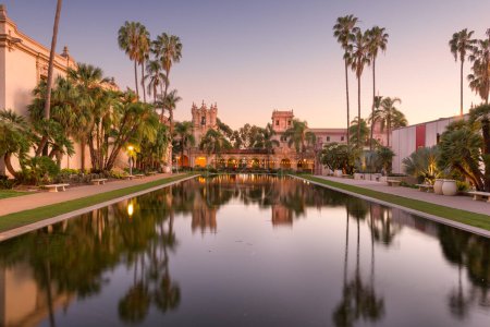 Foto de San Diego, California, USA plaza fuente por la noche en el Prado. - Imagen libre de derechos