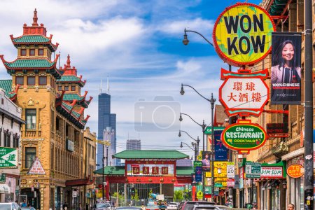 Foto de CHICAGO, ILLINOIS, EE.UU. - 17 DE MAYO DE 2018: Las carreteras del distrito de Chinatown por la tarde. - Imagen libre de derechos