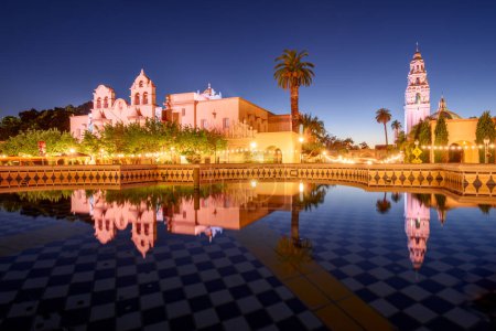 Foto de San Diego, California, USA plaza fuente por la noche en el Prado. - Imagen libre de derechos