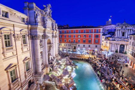 Téléchargez les photos : Rome, Italie surplombant la fontaine de Trevi au crépuscule. - en image libre de droit