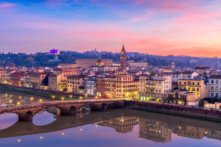 Foto de Florencia, Italia con vistas al río Arno en el crepúsculo. - Imagen libre de derechos
